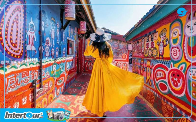 Các bức tường tại làng Cầu Vồng đều được trang trí vô cùng bắt mắt với những gam màu rực rỡ. Làng Cầu Vồng