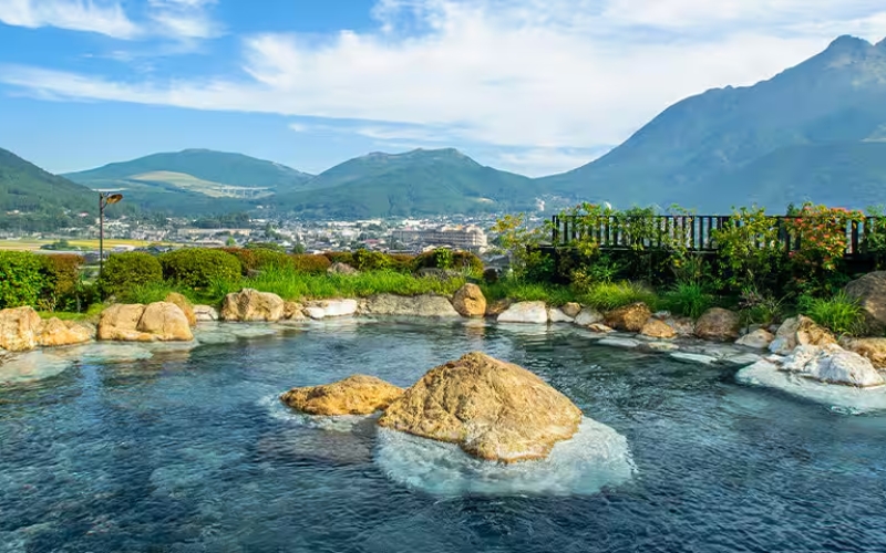 Suối nước nóng Yufuin Onsen. Suối nước nóng Yufuin Onsen