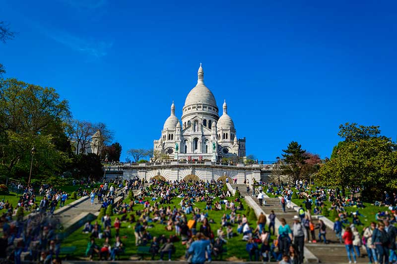 Sacré-Cœur luôn đông khách du lịch và hành giả