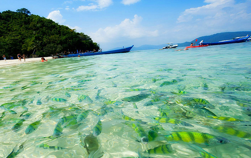 Phuket được thiên nhiên ưu đãi với bờ biển trong xanh như ngọc