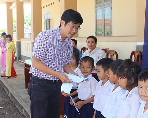 4d6aa936-dcd6-4a29-9adc-fdb5f884745a Tổng Giám đốc Phạm Bá Cẩn tặng quà cho học sinh có hoàn cảnh khó khăn