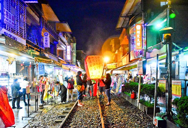 Du lịch Đài Loan tham quan phố cổ Thập Phần - INTERTOUR