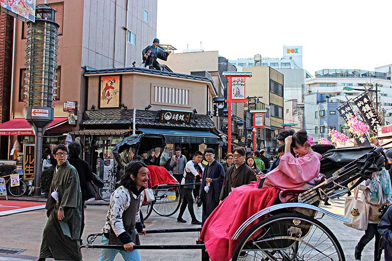 Khu mua sắm đông đúc Asakusa Tokyo Nhật Bản