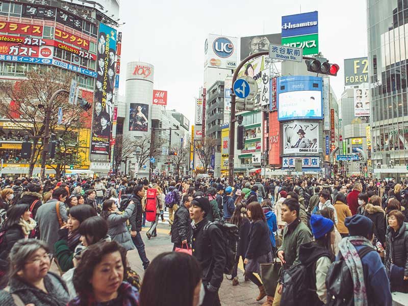 Người dân đông đúc đi mua sắm tại Nhật Bản