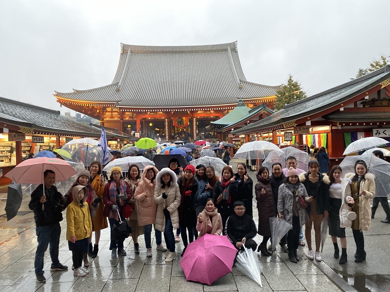 Ngày viếng chùa Sensō-ji có chút mưa. Chùa Sensō-ji