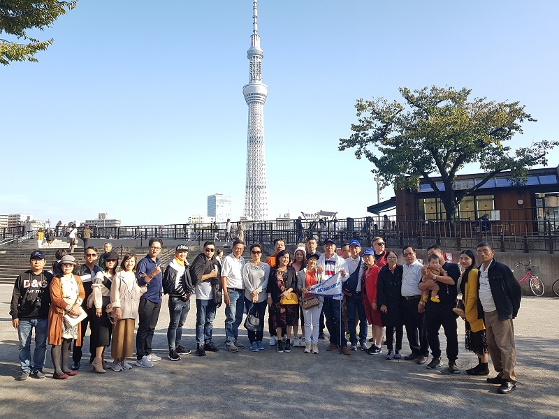 Đoàn chụp ảnh lưu niệm cùng Tokyo Skytree