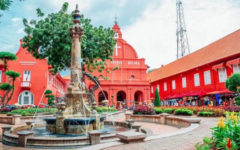Vì màu sắc đặc trưng mà Quảng trường Hà Lan còn được gọi là "Quảng trường Đỏ". Quảng trường Hà Lan