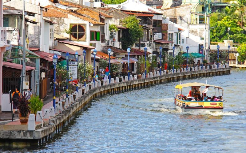 Bờ sông Malacca có nhiều quán cà phê nhỏ. Sông Malacca