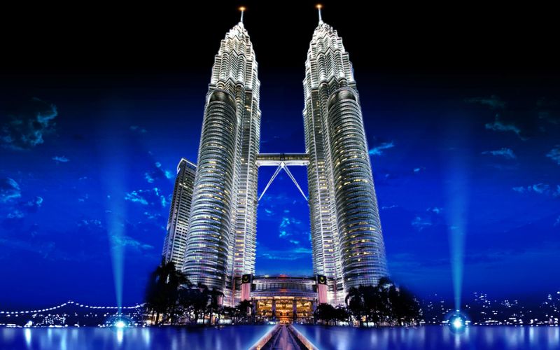 Tháp Đôi Petronas là điểm check-in hàng đầu của khách du lịch Malaysia. Tháp Đôi Petronas