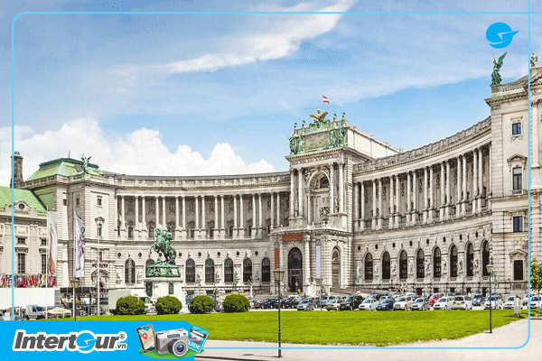 Cung điện Hofburg là cung điện cũ được xây dựng vào thế kỷ 13