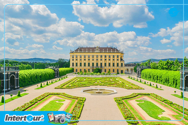 Cung điện Schoenbrunn nổi tiếng và quan trọng nhất trong lịch sử nước Áo