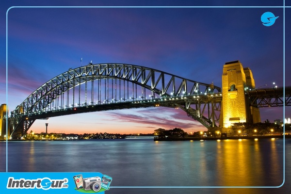 Darling Habour - một cảng biển nhộn nhịp nơi có nhiều quán cà phê lãng mạn ngoài trời nổi tiếng ở Sydney.