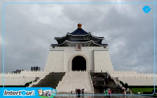 Ghé thăm Đài tưởng niệm quốc gia Tưởng Giới Thạch khi đi tour Đài Loan