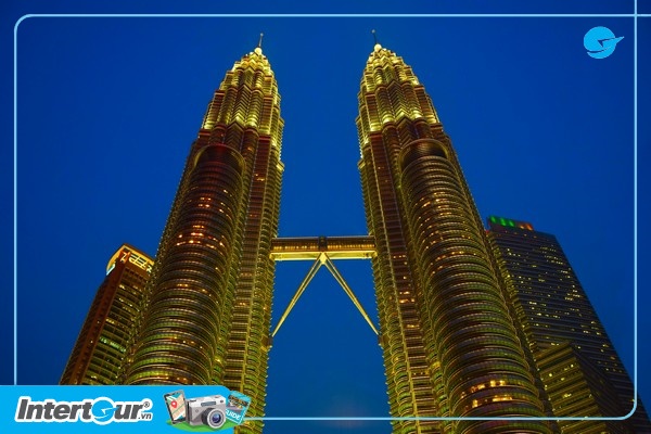 Chụp hình tháp đôi Petronas ở Malaysia