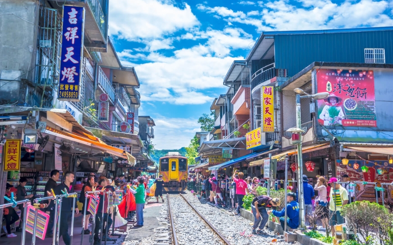 Đường tàu ở làng Thập Phần. Làng Thập Phần