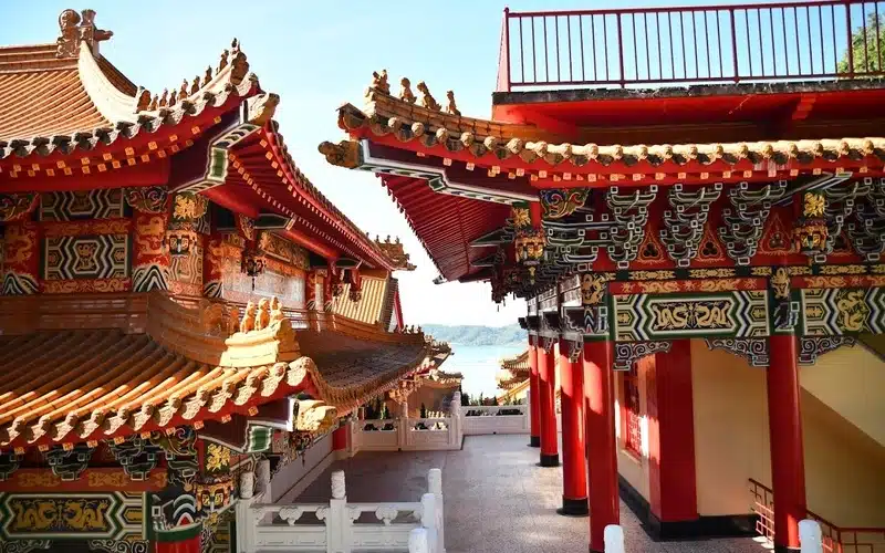 Đền Võ Văn Miếu quay mặt ra hồ nước rộng lớn. Đền Võ Văn Miếu
