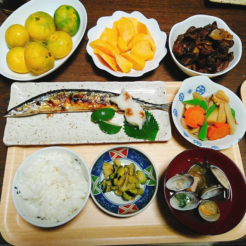 Ăn bữa tối với cá Sanma và hồng vàng Kaki
