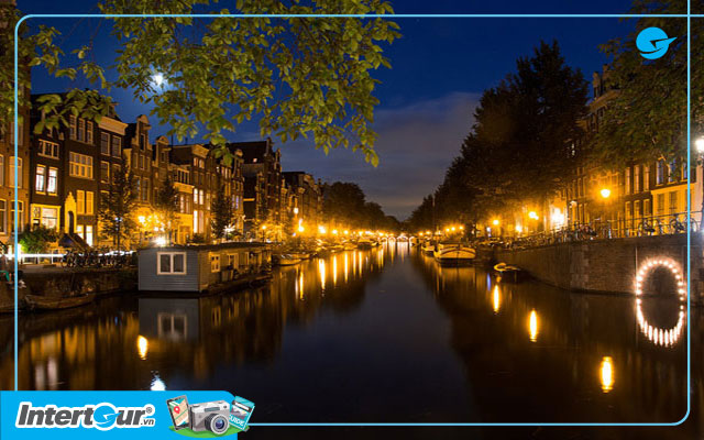 ghé thăm kênh đào Amsterdam khi khám phá đất nước Hà Lan