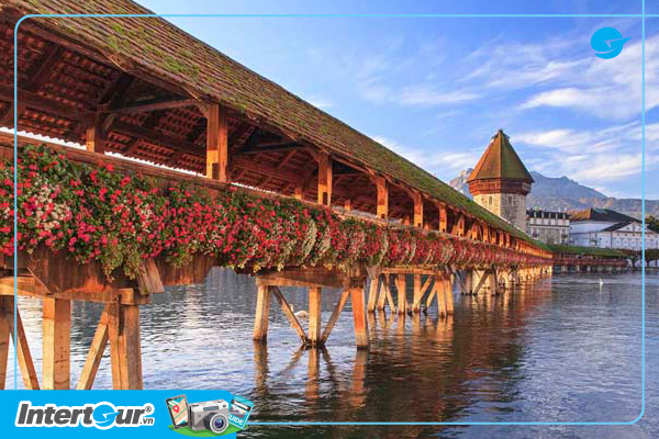 Cầu gỗ Chapel: là cây cầu gỗ lâu đời nhất còn sót lại ở châu Âu, nằm tại trung tâm Lucerne