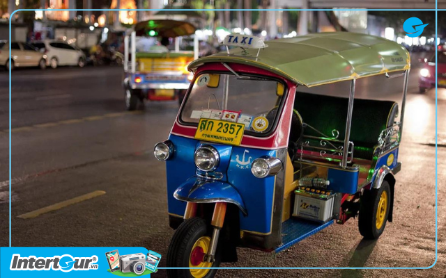 Tuk Tuk được nhiều tín đồ mê xê dịch trải nghiệm khi đến xứ chùa Vàng. Phương tiện di chuyển khi đi tour du lịch Thái Lan giá rẻ