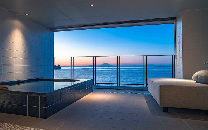Tầm nhìn ra Vịnh Tokyo và núi Phú Sĩ tại khách sạn Sezana, thị trấn Kyonan, Chiba. Thị trấn Kyonan