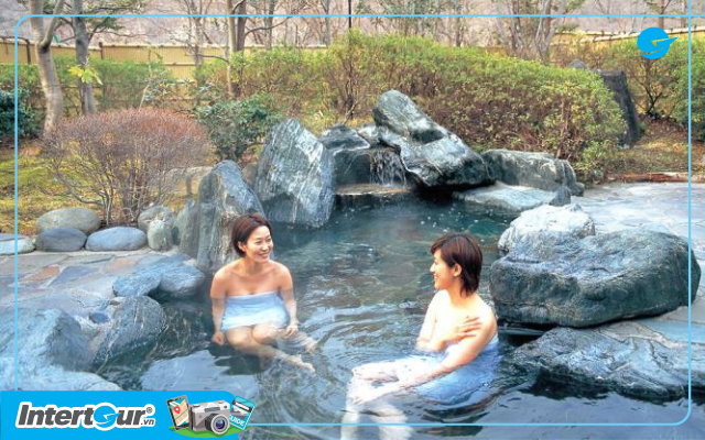 Tắm Onsen Nhật Bản cùng bạn bè