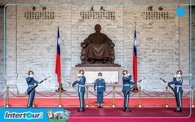 Tượng của nhà lãnh đạo Tưởng Giới Thạch được canh gác cẩn thận. Cố cung Tưởng Giới Thạch Đài Loan