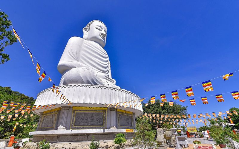 Trên Bà Nà Hills cũng có một ngôi chùa Linh Ứng. Trên Bà Nà Hills cũng có một ngôi chùa Linh Ứng