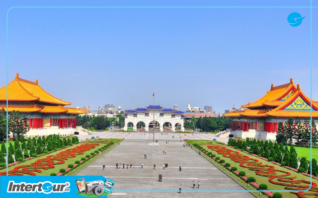 Đài tưởng niệm nằm trong khuôn viên của quảng trường Trung Chính. Đài tưởng niệm Tưởng Giới Thạch có vị trí nằm trong khuôn viên của quảng trường Trung Chính