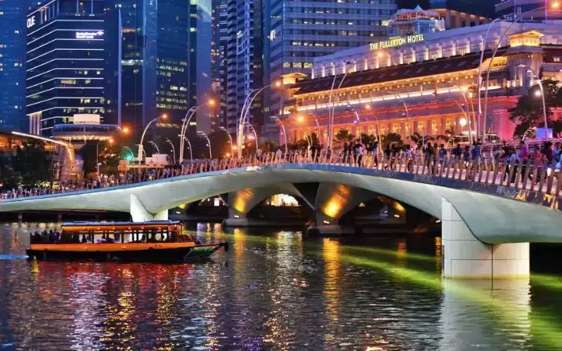 Du thuyền ngắm cảnh vịnh Marina Bay. Du thuyền ngắm cảnh vịnh Marina Bay