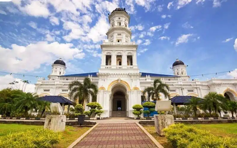 Bên ngoài Thánh Đường Hồi Giáo Sultan Abu Bakar. Thánh Đường Hồi Giáo Sultan Abu Bakar