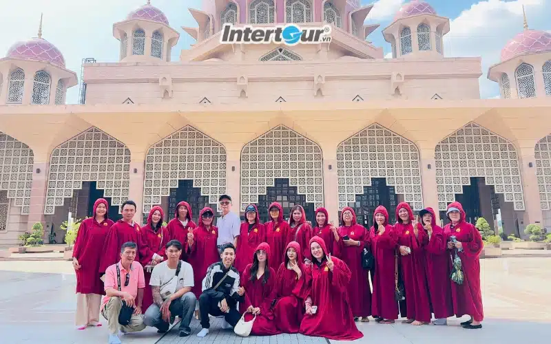 Đoàn khách Intertour trong buổi tham quan Thánh đường Hồi giáo Putra Jaya. Thánh đường Hồi giáo Putra Jaya