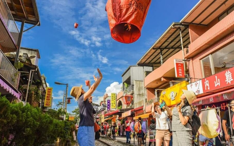 Thả đèn ở làng Thập Phần là một hoạt động rất được khách du lịch yêu thích. Làng Thập Phần