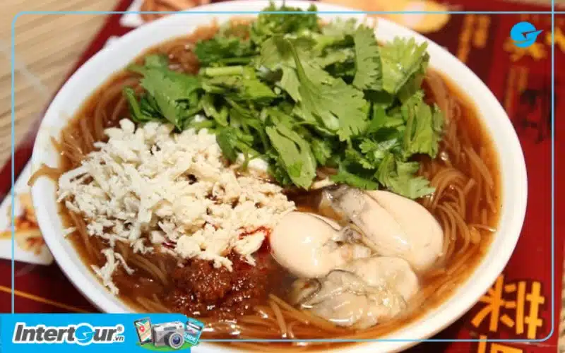 Mì súp hàu là món đặc sản không thể bỏ qua khi nhắc đến ẩm thực xứ Đài. Đặc sản Đài Loan