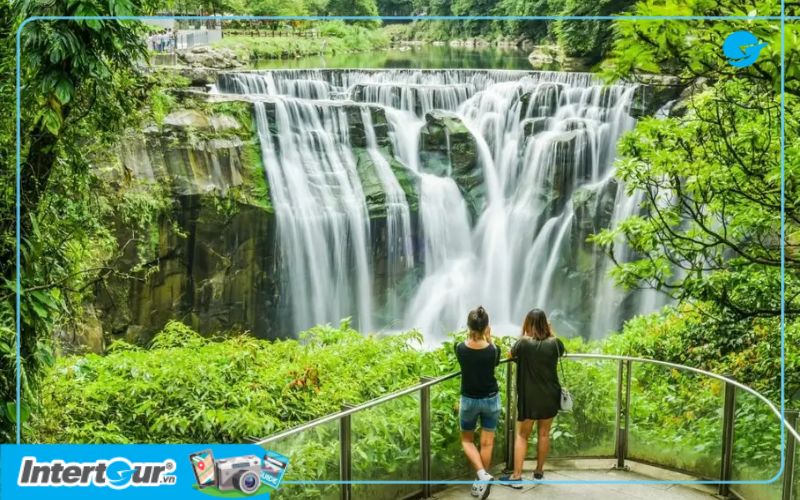 Thác Thập Phần luôn đầy nước vào mùa hè. Thác Thập Phần luôn đầy nước vào mùa hè.