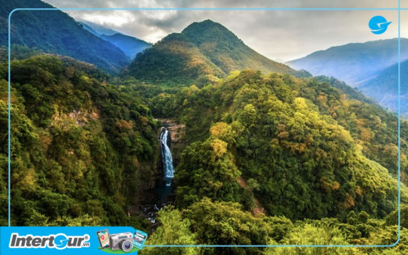 Khu thắng cảnh Xiao Wulai sở hữu nhiều thác nước ẩn hiện giữa núi rừng bạt ngàn. Khu thắng cảnh Xiao Wulai