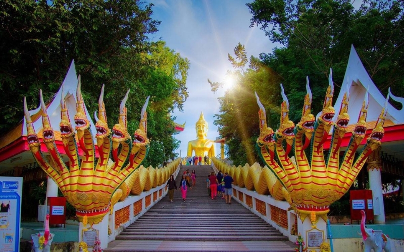 Chùa Phật Lớn (Wat Phra Yai). Wat Phra Yai