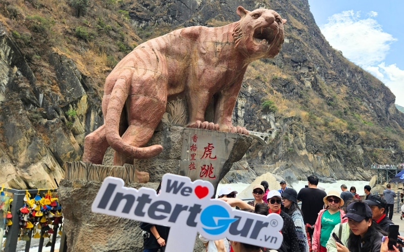 Khe Hổ Nhảy với địa hình núi non hùng vỹ. Khe Hổ Nhảy với địa hình núi non hùng vỹ