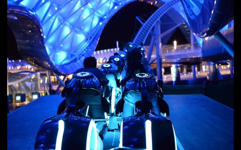 Trò TRON Lightcycle Power Run ở Disneyland Thượng Hải. TRON Lightcycle Power Run