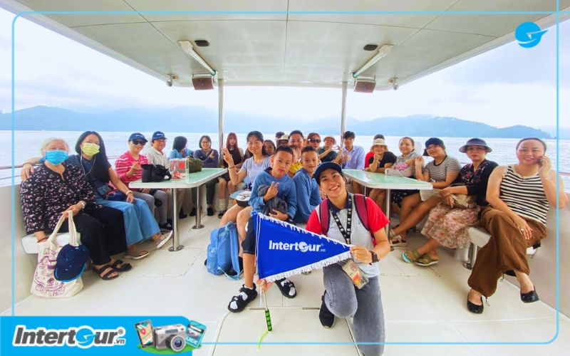 Chi phí đi du thuyền, tàu điện, xe đưa đón đã bao gồm trong tour. Chi phí đi du thuyền, tàu điện, xe đưa đón đã bao gồm trong tour.