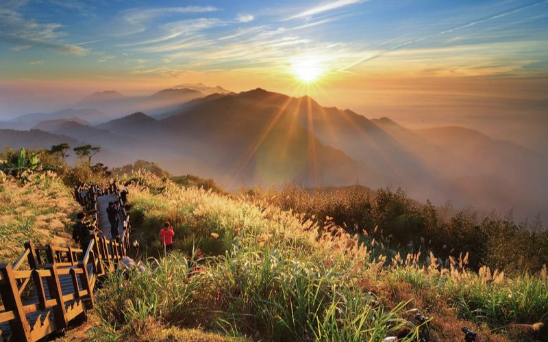 Hoàng hôn chính là khoảnh khắc mà nhiều du khách muốn chiêm ngưỡng nhất ở Alishan Đài Loan. Du lịch núi Alishan Đài Loan