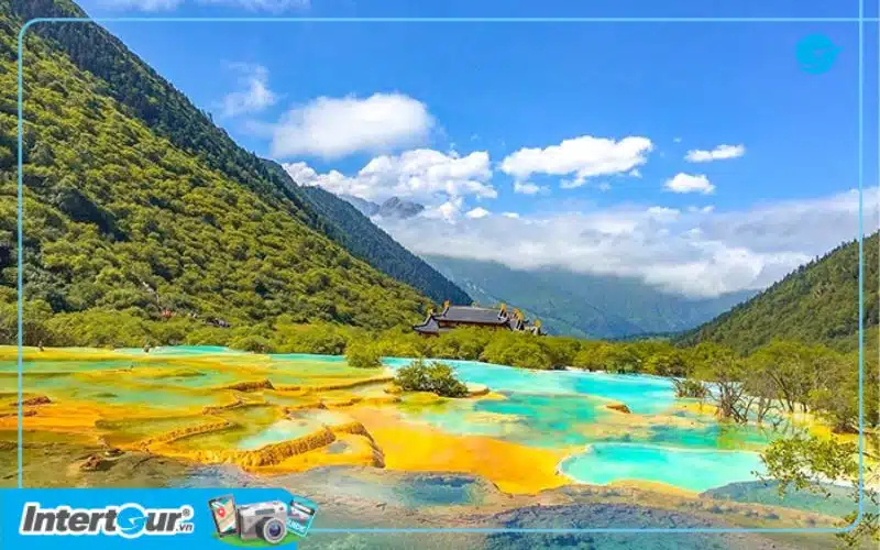 Khung cảnh thiên nhiên Cửu Trại Câu mùa hè. Du lịch Cửu Trại Câu mùa hè