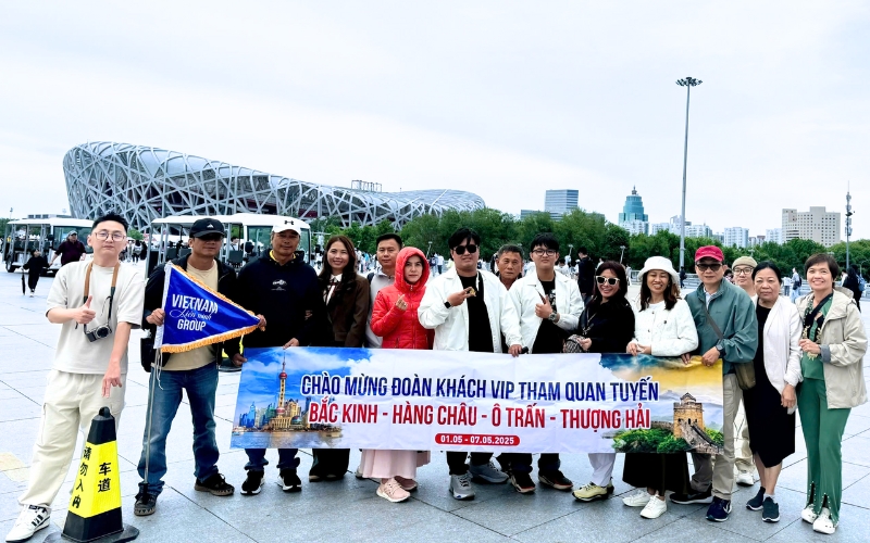 Đoàn khách check in tại Công viên Olympic, Bắc Kinh. Đoàn khách check in tại Công viên Olympic, Bắc Kinh