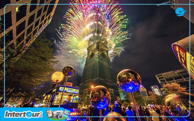 Tòa tháp Taipei 101 ngập trong ánh sáng pháo hoa giao thừa. Giao thừa ở Đài Loan