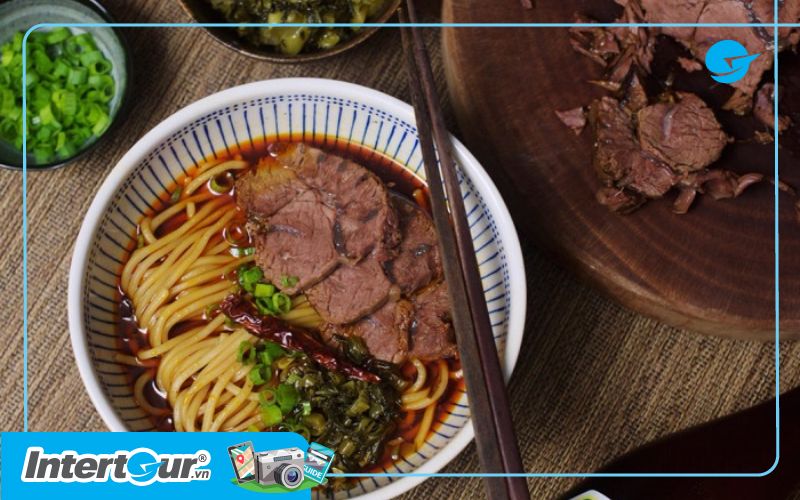 Hương vị đặc trưng của bò và gia vị đã tạo nên vị ngon khó cưỡng của bát mì bò Đài Loan. Hương vị đặc trưng khó cưỡng của bát mì bò Đài Loan