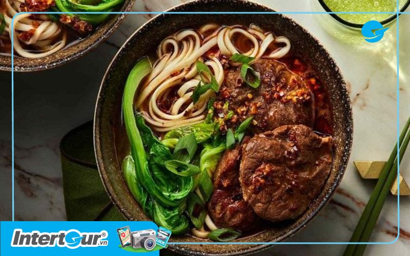 Các nguyên liệu trong một tô mì bò Đài Loan. Top Đài Loan - Các nguyên liệu trong một tô mì bò Đài Loan