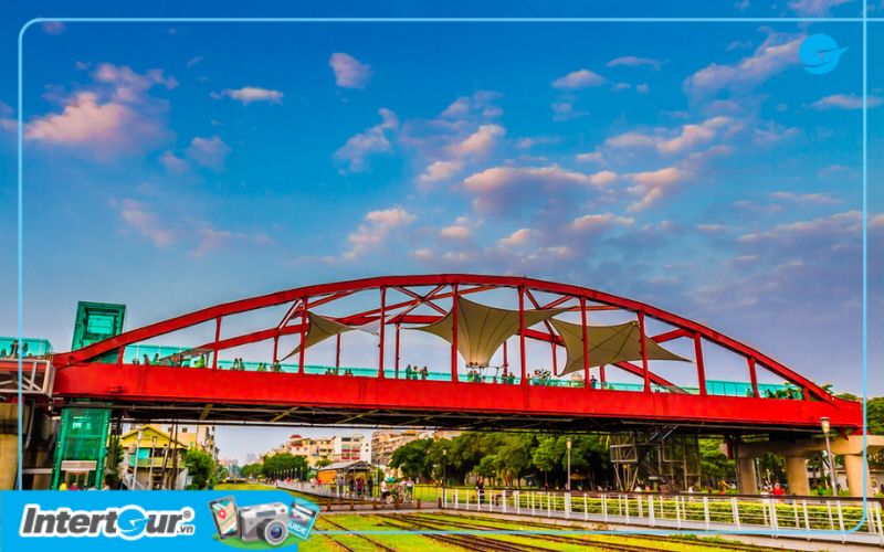 Cây cầu vượt này là địa điểm chụp ảnh tuyệt đẹp. Cây cầu vượt này là địa điểm chụp ảnh tuyệt đẹp.