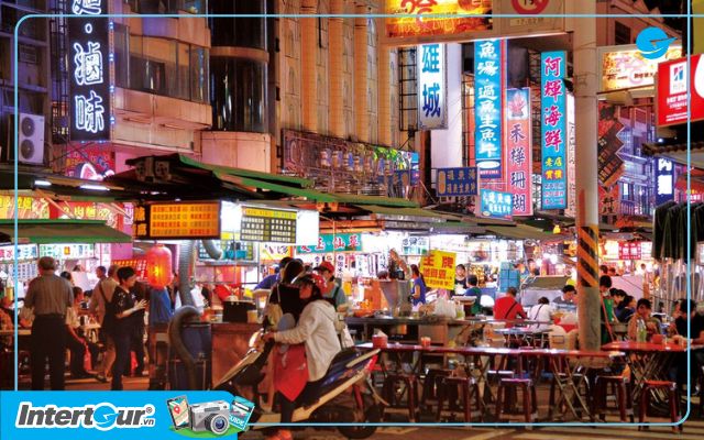 Chợ Lục Hợp ngập trong ánh đèn từ các cửa hàng thức ăn. Chợ Lục Hợp ngập trong ánh đèn từ các cửa hàng thức ăn.