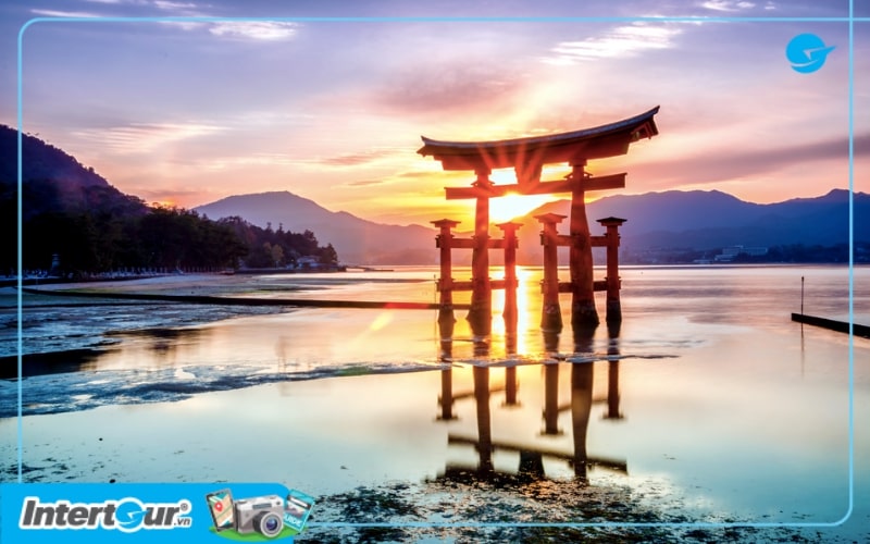 Chiếc cổng Torii đỏ rực biểu tượng của đảo Miyajima Nhật Bản.