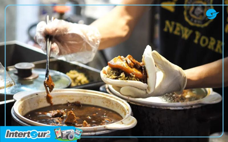 Bạn có thể tìm thấy những chiếc bánh Gua Bao một cách dễ dàng ở chợ đêm Shilin. Bạn có thể tìm thấy những chiếc bánh Gua Bao một cách dễ dàng ở chợ đêm Shilin
